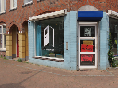 915036 Gezicht op de pui van het hoekpand Kanaalstraat 225 (Ontmoetingsplek 'de Voorkamer') te Utrecht, met op de ...